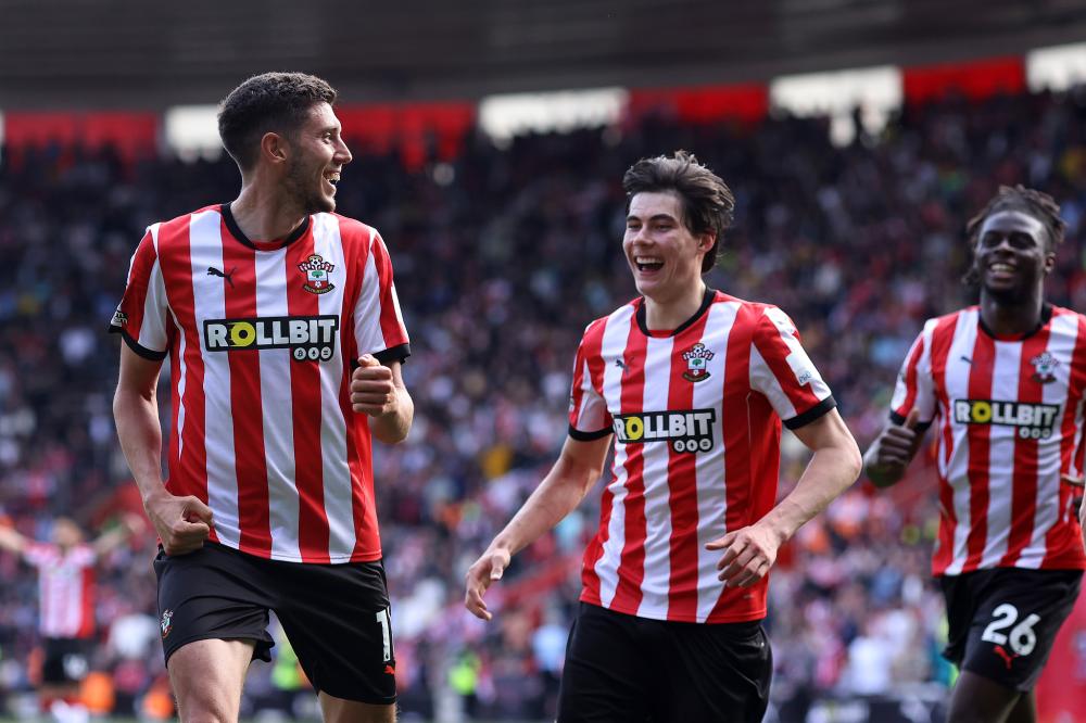 里夫斯：詹姆斯作为最伟大的球员，愿意为了正确选择牺牲自己